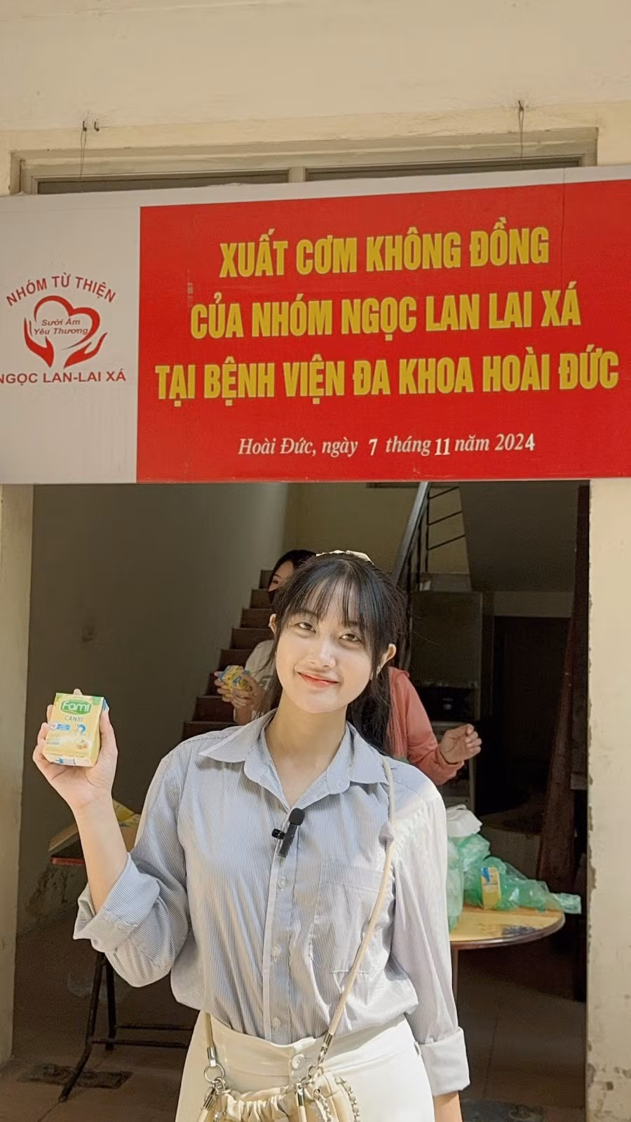 Minh Phương tham gia hoạt động thiện nguyện suất cơm 0 đồng tại Bệnh viện Đa khoa Hoài Đức.