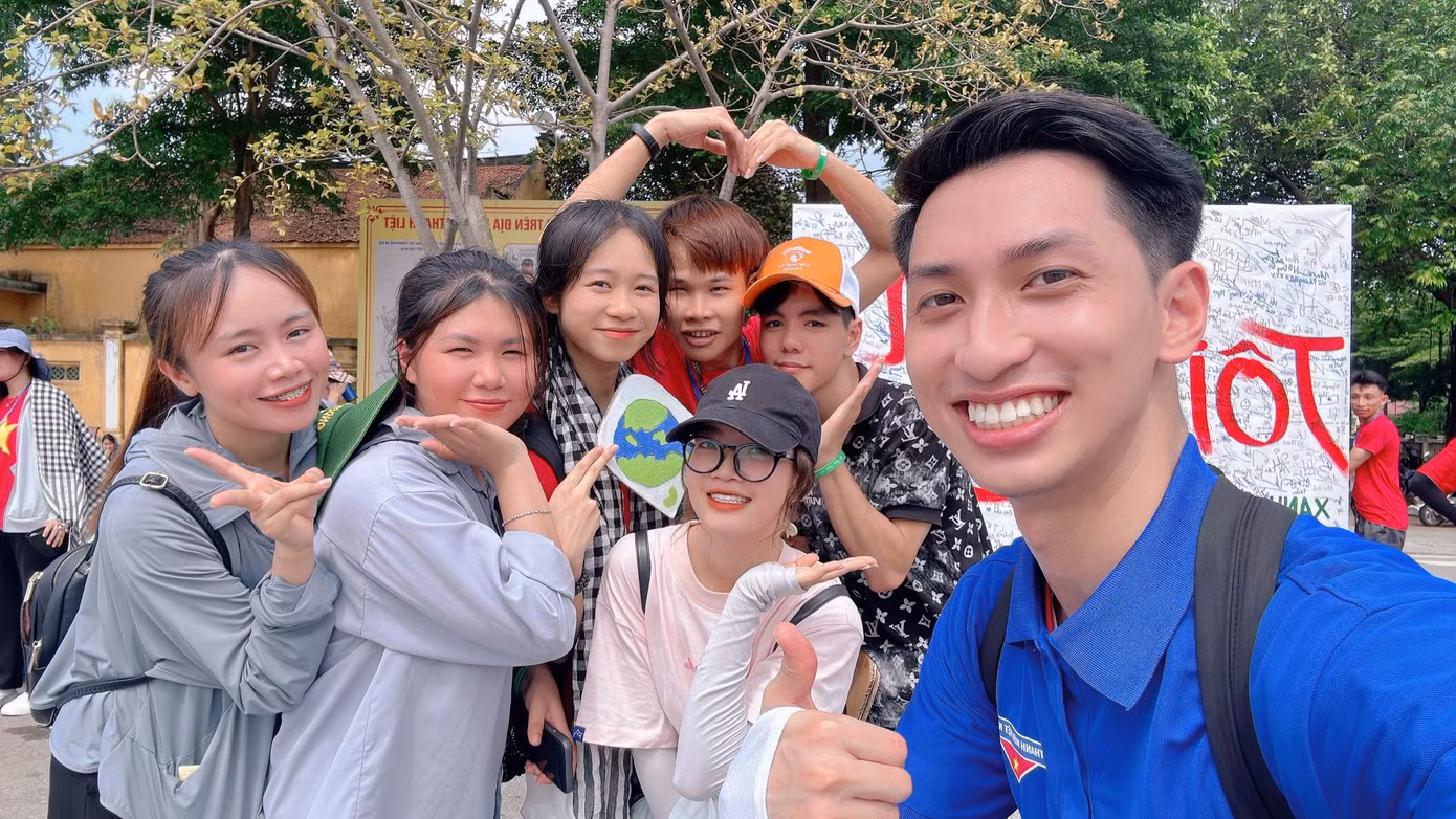 Xuân Phú tham gia nhiều chương trình tình nguyện.