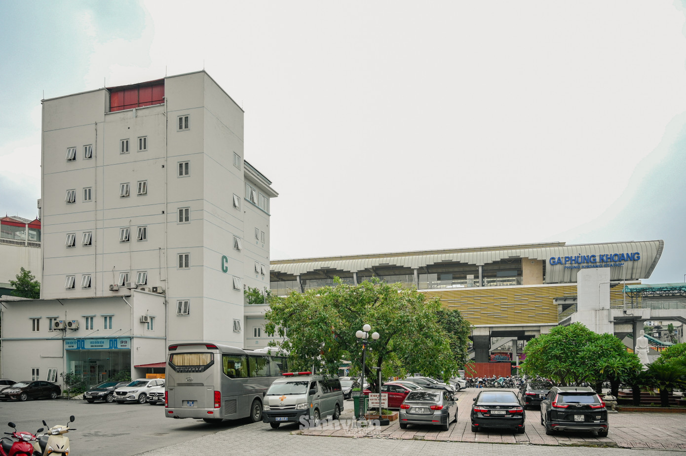 Trường nằm cạnh Ga Phùng Khoang, tuyến đường sắt trên cao (Tuyến Cát Linh - Hà Đông), thuận tiện cho sinh viên di chuyển.