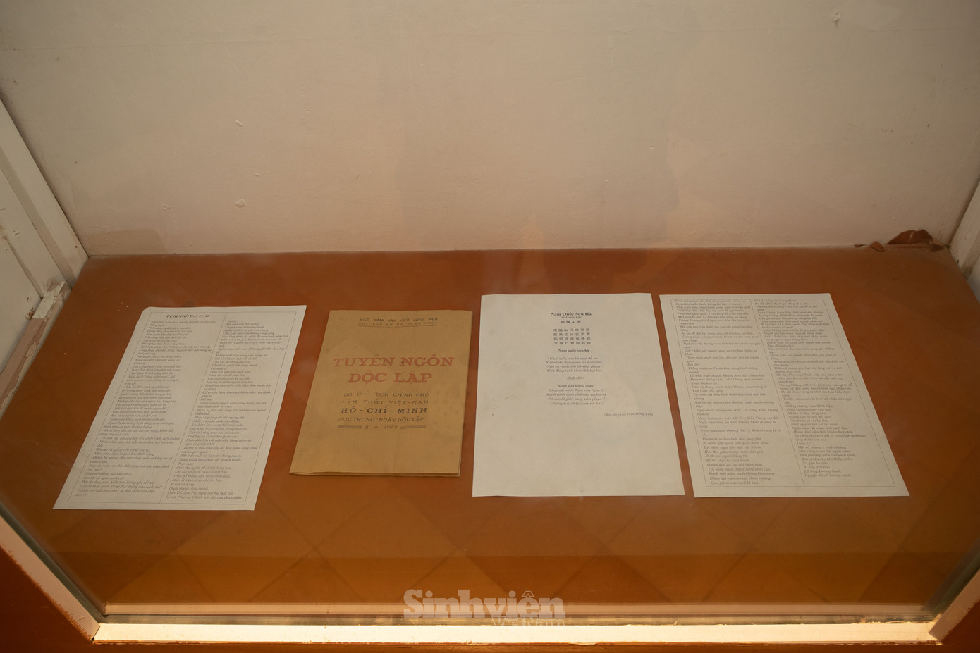 Tủ kính trưng bày 3 bản 'tuyên ngôn độc lập' của dân tộc ta: bài thơ Nam quốc sơn hà, Bình Ngô đại cáo và Bản Tuyên ngôn độc lập do Chủ tịch Hồ Chí Minh đọc ngày 2/9/2945.