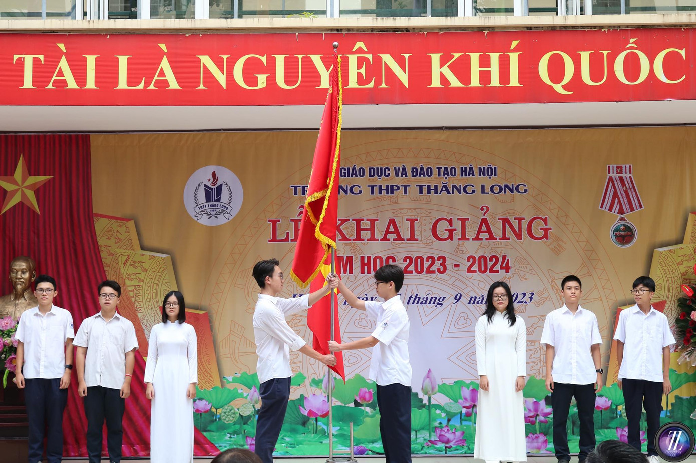 Lê Huy Hoàng, với tư cách là thủ khoa đầu ra trao cờ truyền thống cho tân học sinh khóa 58 của trường (Nguồn: Thăng Long Photography Club) Lê Huy Hoàng, với tư cách là thủ khoa đầu ra trao cờ truyền thống cho tân học sinh khóa 58 của trường (Nguồn: Thăng Long Photography Club)