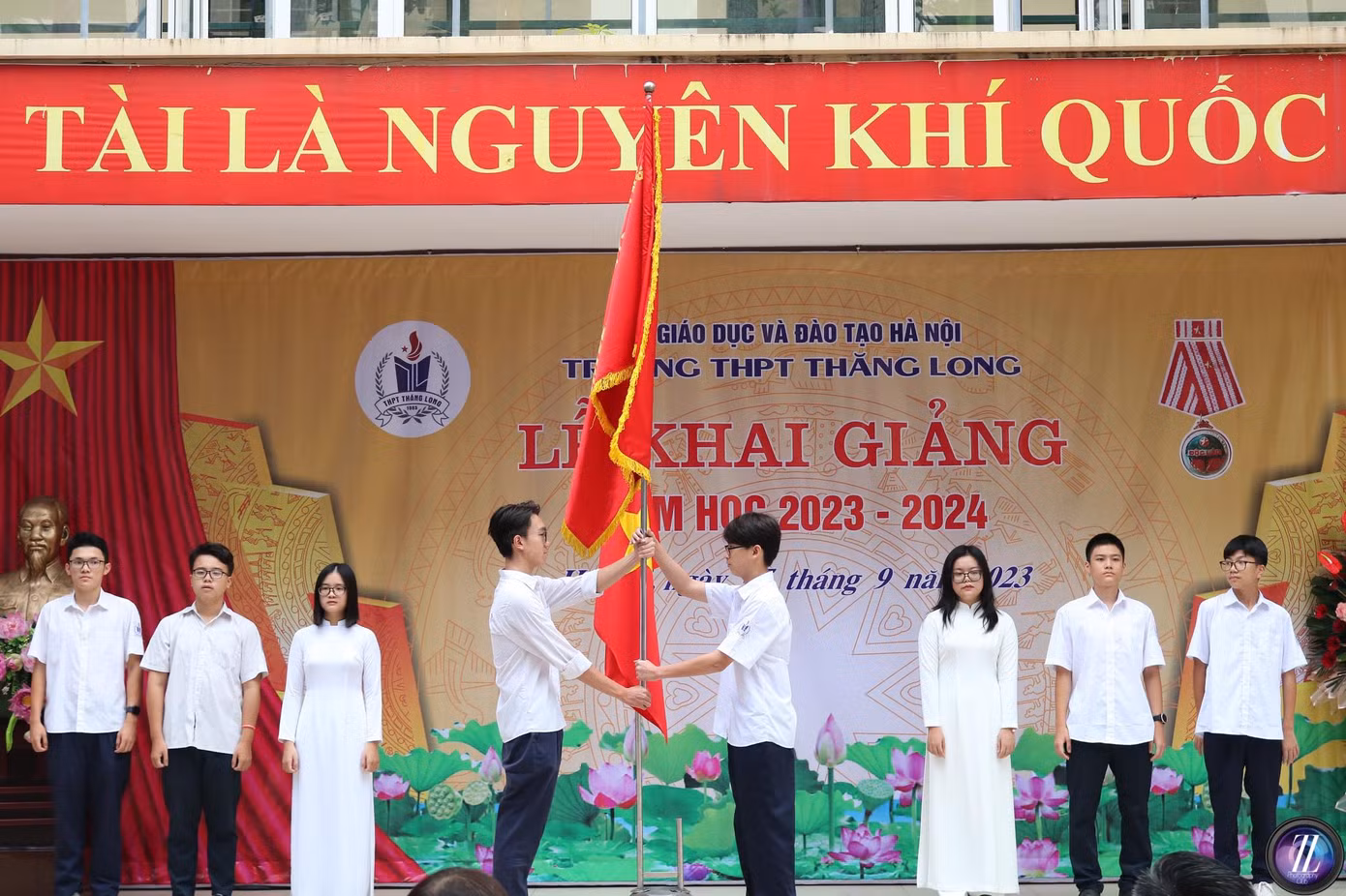 Lê Huy Hoàng, với tư cách là thủ khoa đầu ra trao cờ truyền thống cho tân học sinh khóa 58 của trường (Nguồn: Thăng Long Photography Club)