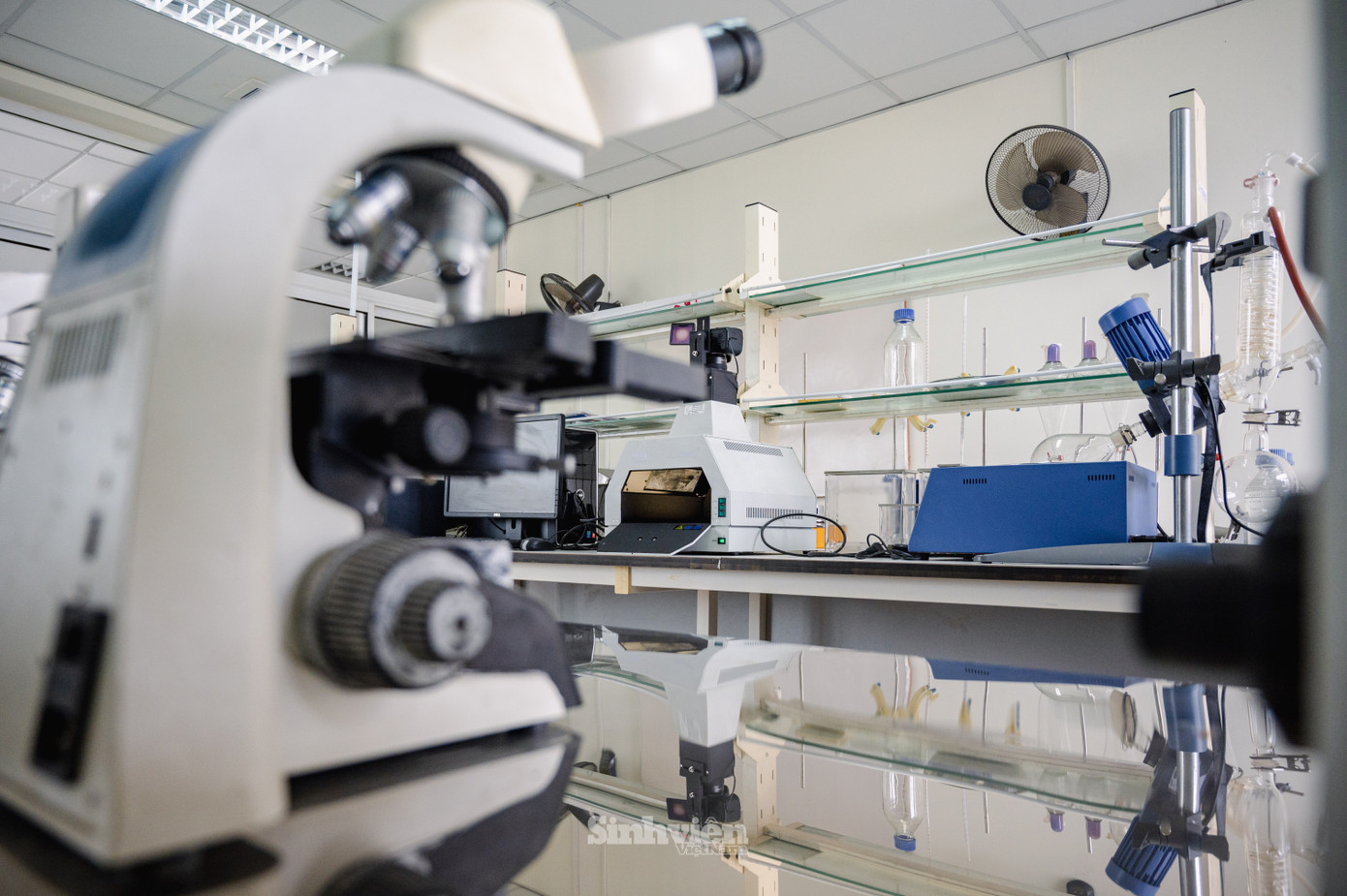 Phòng thí nghiệm với các thiết bị "tiền tỉ".