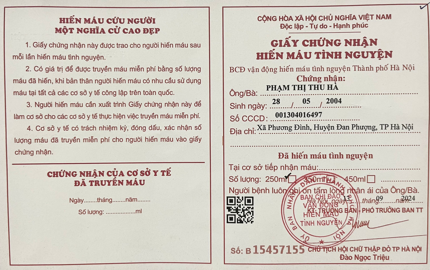 Cô sinh viên tích cực tham gia hiến máu.