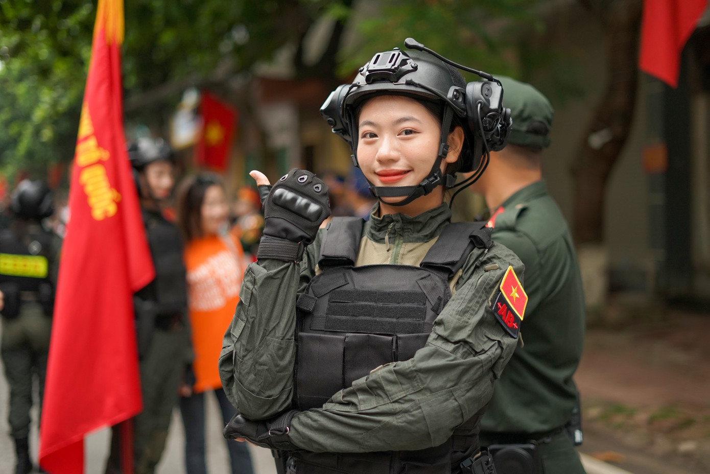 19 tuổi, trở thành Khối trưởng trong hàng ngũ diễu binh tại đại lễ của dân tộc, Hà Anh nhận được sự quan tâm lớn của cộng đồng mạng. Cô nàng chia sẻ rằng điều này vừa là niềm vinh dự và cũng là áp lực lớn với Hà Anh. 19 tuổi, trở thành Khối trưởng trong hàng ngũ diễu binh tại đại lễ của dân tộc, Hà Anh nhận được sự quan tâm lớn của cộng đồng mạng. Cô nàng chia sẻ rằng điều này vừa là niềm vinh dự và cũng là áp lực lớn với Hà Anh.