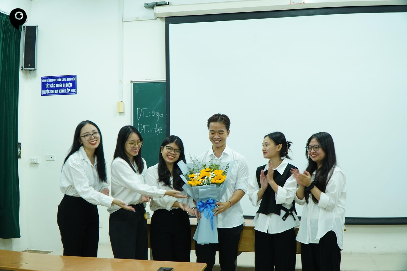 Cẩm Nhung cùng các thành viên khác trong buổi kết thúc nhiệm kỳ ở CLB PSYSEEING. Cẩm Nhung cùng các thành viên khác trong buổi kết thúc nhiệm kỳ ở CLB PSYSEEING.