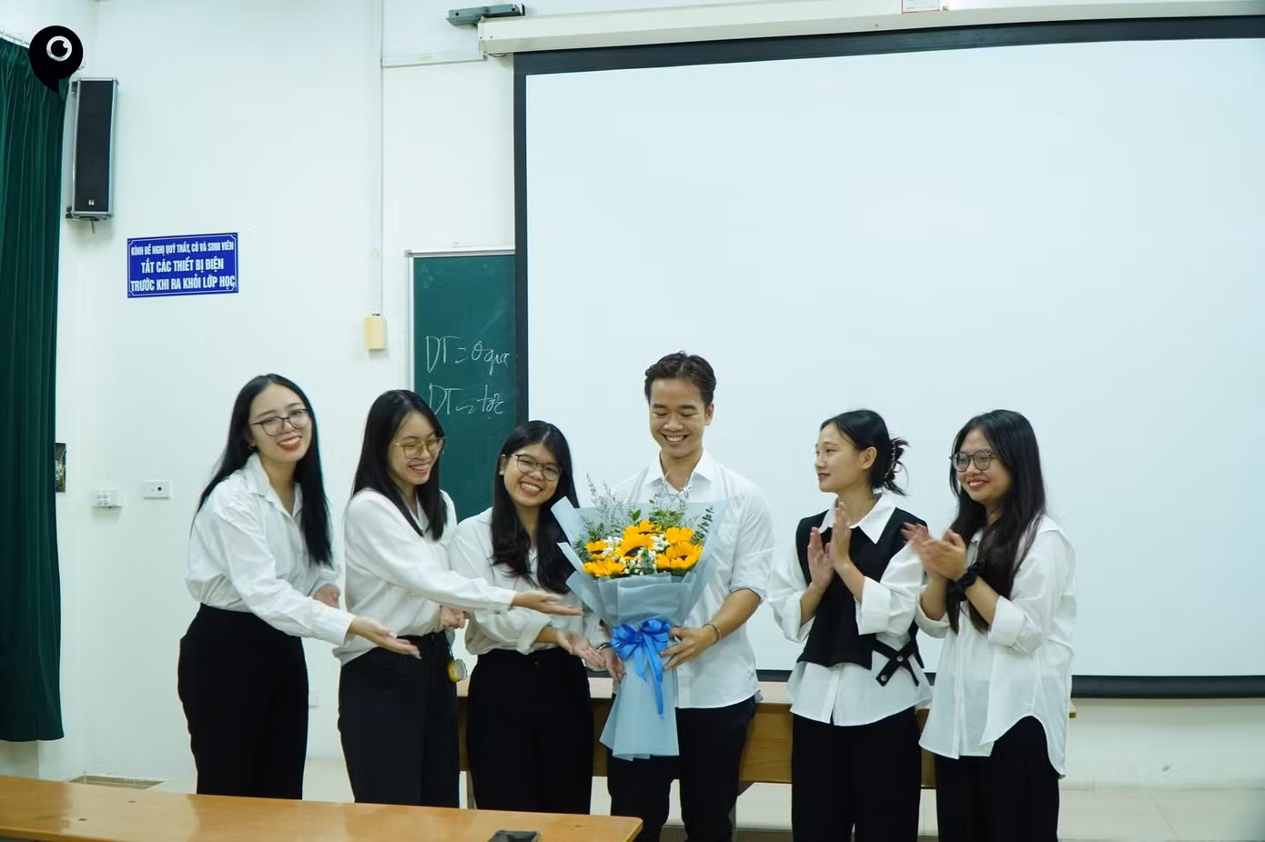 Cẩm Nhung cùng các thành viên khác trong buổi kết thúc nhiệm kỳ ở CLB PSYSEEING.
