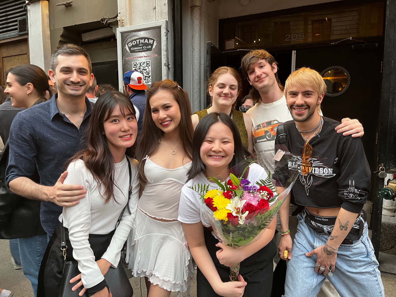 Bạn bè của Tường Vi tới xem màn biểu diễn standup comedy của cô tại Gotham Comedy Club (New York). Bạn bè của Tường Vi tới xem màn biểu diễn standup comedy của cô tại Gotham Comedy Club (New York).