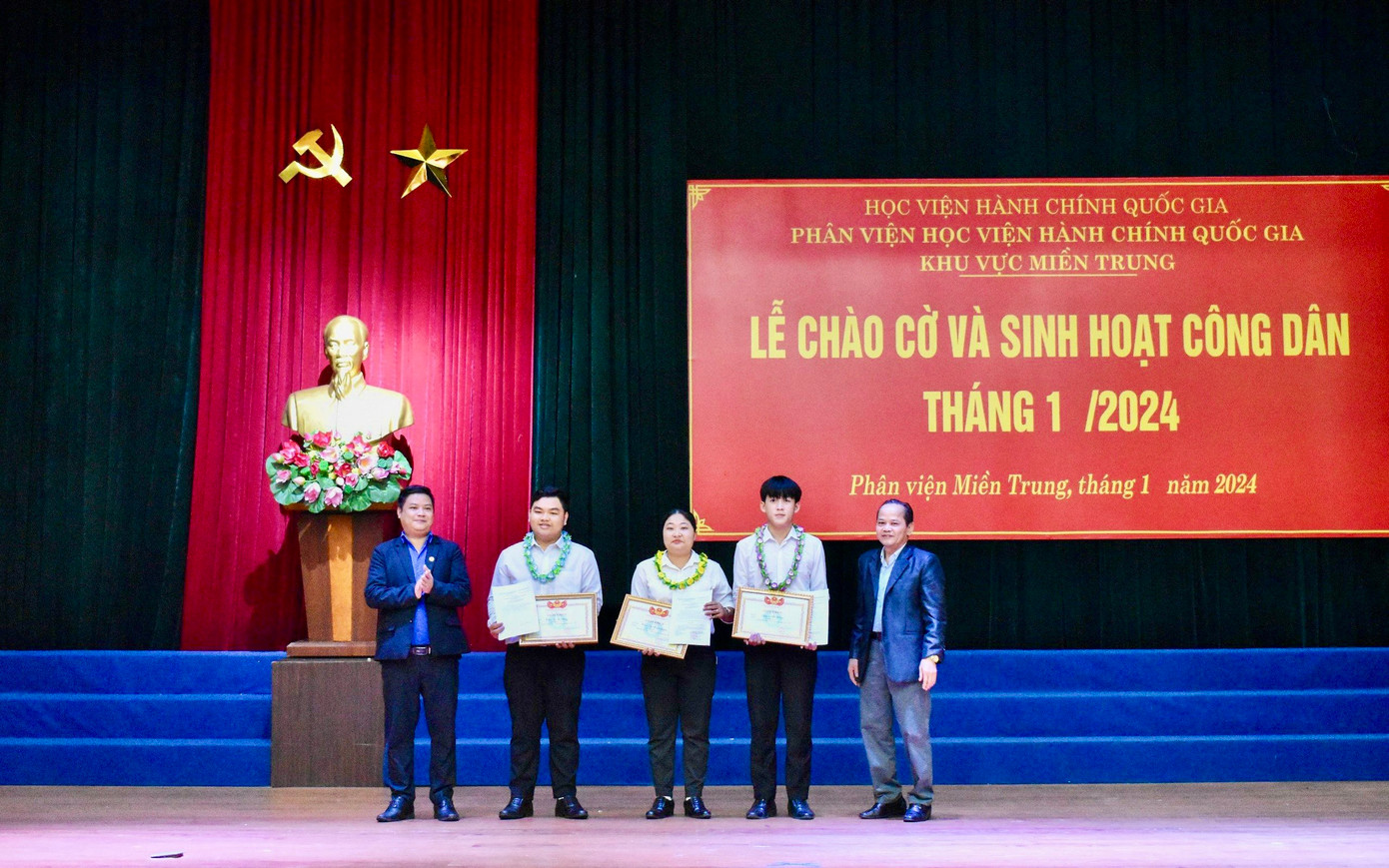 Dương nhận Danh hiệu Sinh viên 5 tốt cấp Học viện, là 1 trong 3 sinh viên tại Phân hiệu được nhận danh hiệu này.