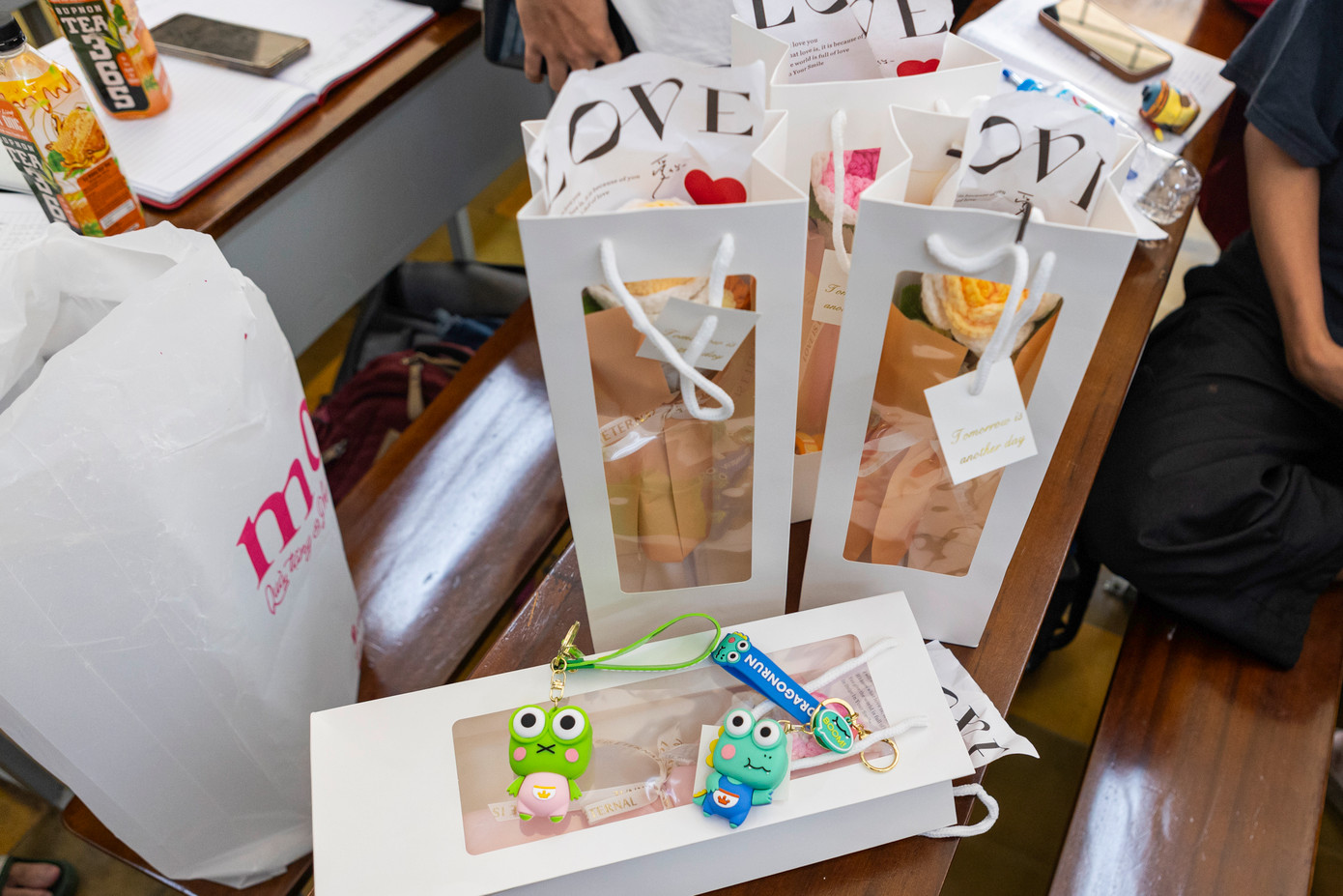 Những món quà đáng yêu được chuẩn bị kỹ lưỡng kèm theo những lời chúc.