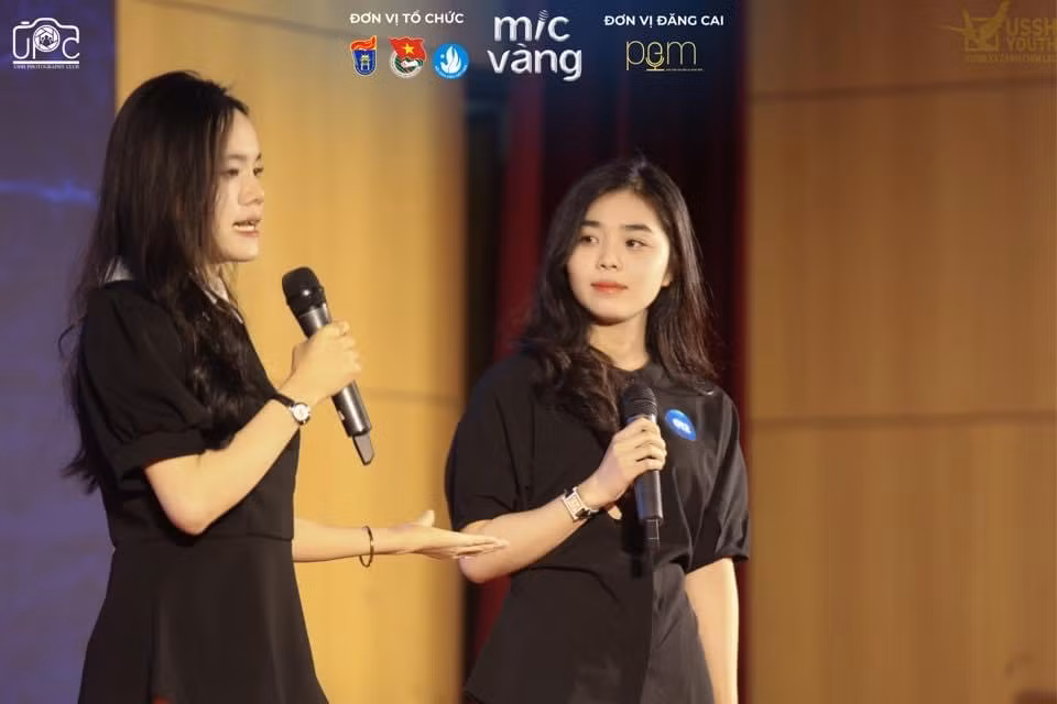 Hương Giang (bên phải) xuất sắc hoàn thành các vòng thi.