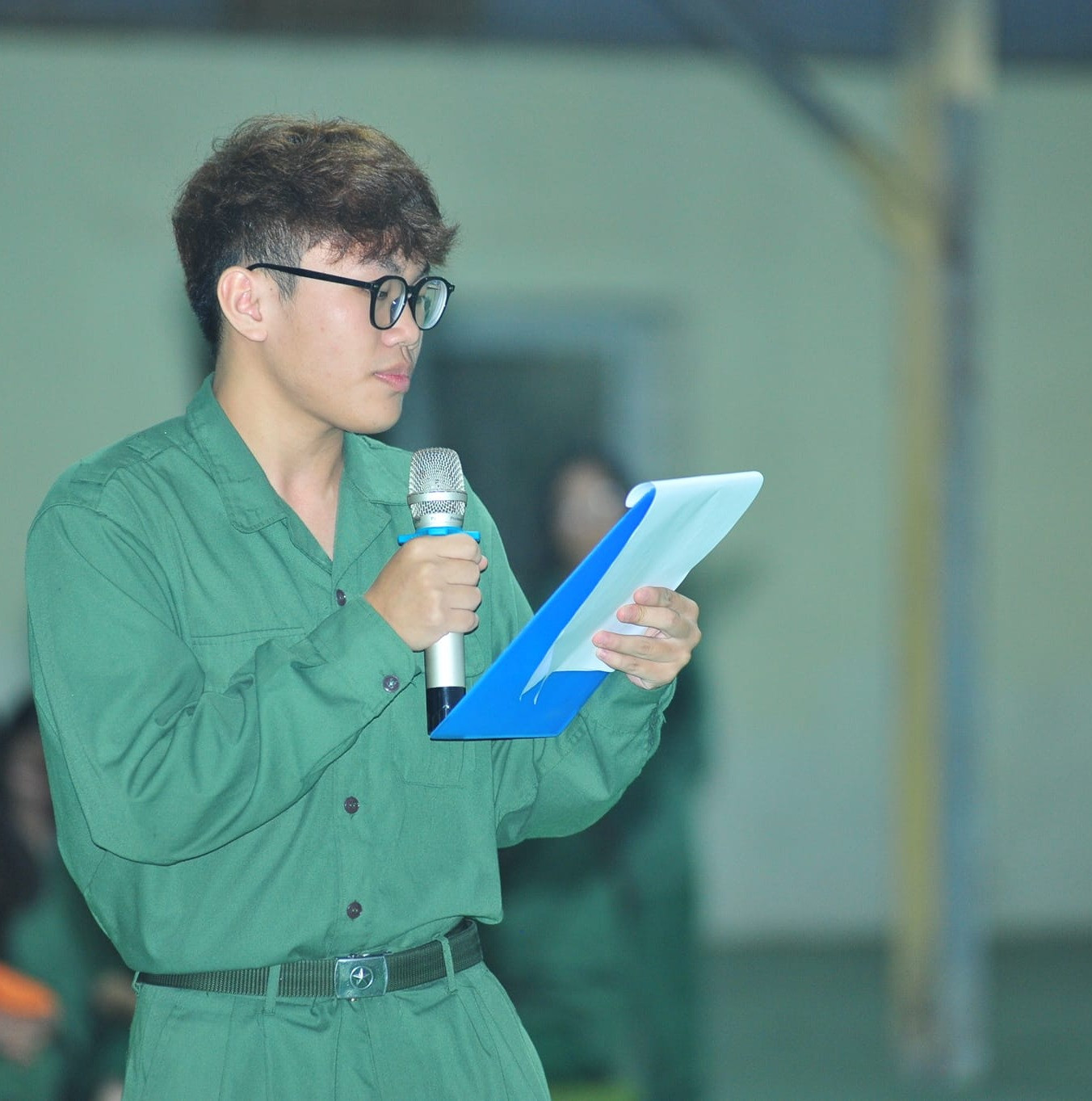 Huy Hoàng với vai trò là MC tại một hoạt động của kỳ học quân sự.