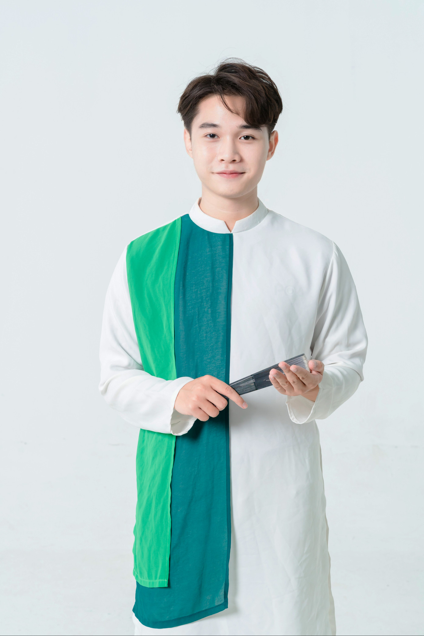 Anh chàng bắt đầu yêu thích Nghệ thuật từ nhỏ, đặc biệt là lĩnh vực MC và nhiếp ảnh.