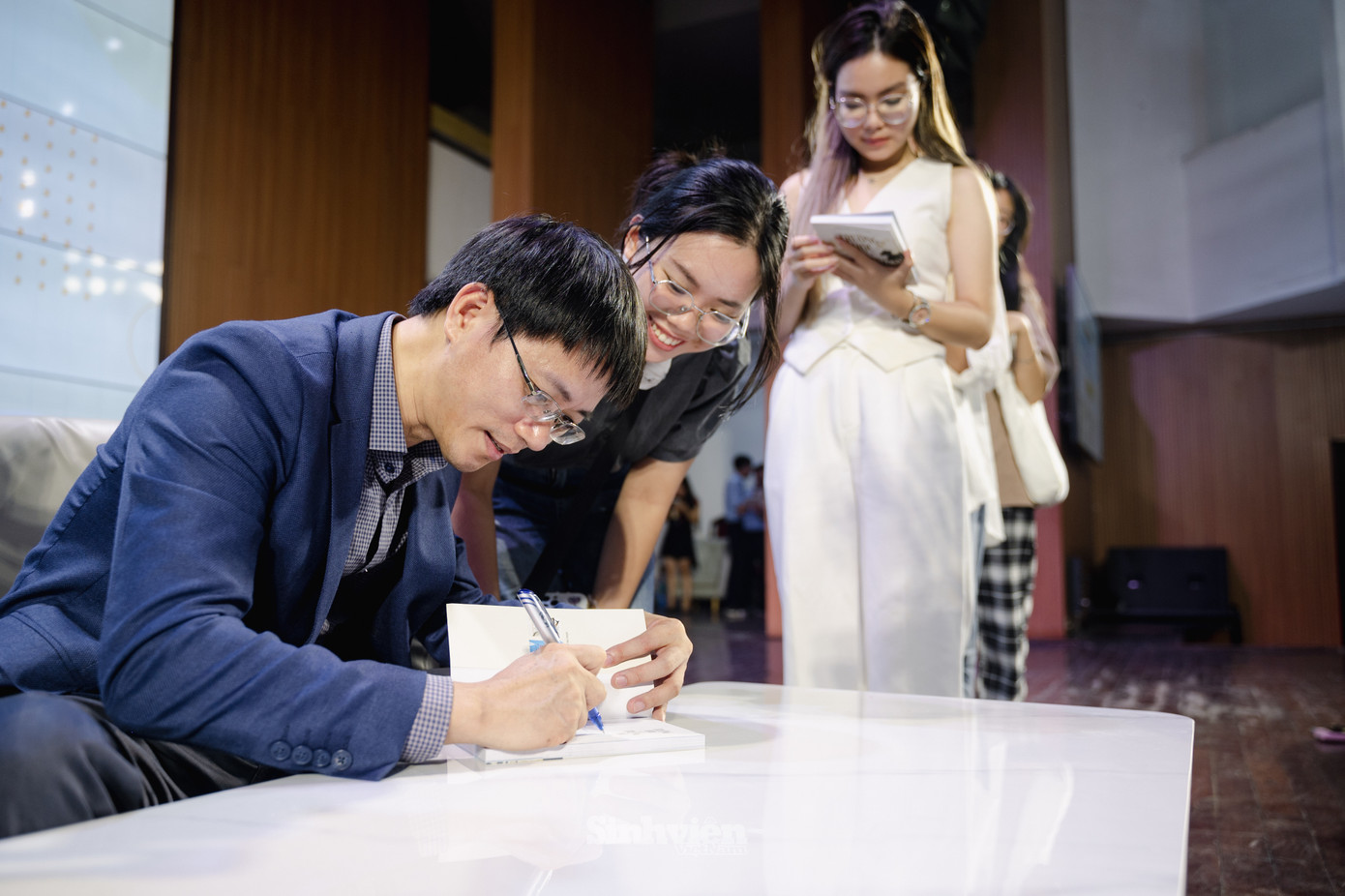 Tác giả, nhà báo Nguyễn Tuấn Anh ký tặng cuốn sách Trường học hay trường đời cho các tân sinh viên Học viện Tài chính. Tác giả, nhà báo Nguyễn Tuấn Anh ký tặng cuốn sách Trường học hay trường đời cho các tân sinh viên Học viện Tài chính.