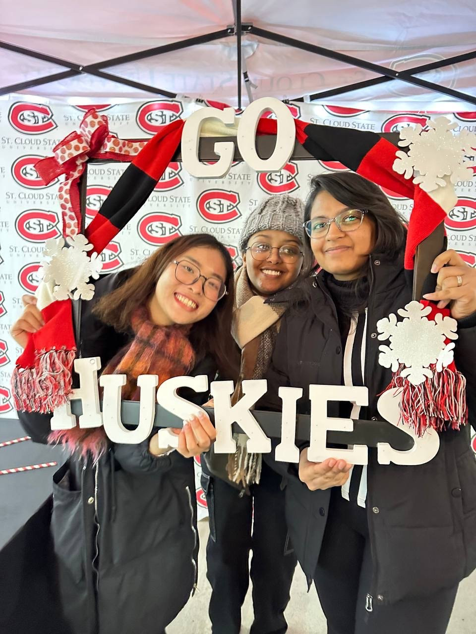 Ngọc Huyền chụp ảnh cùng các bạn trong Chương trình trao đổi. Ngọc Huyền chụp ảnh cùng các bạn trong Chương trình trao đổi.