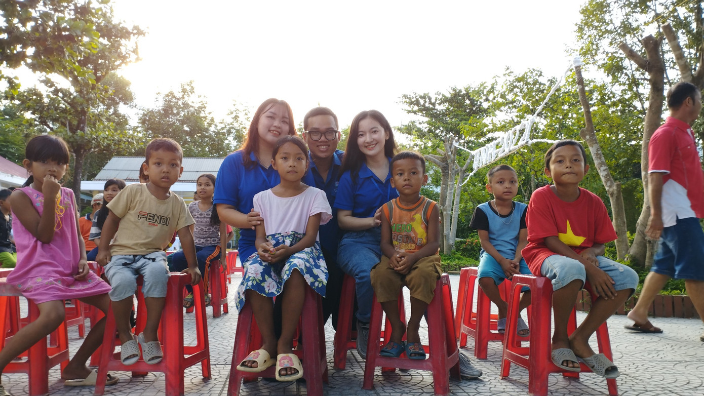 Cô bạn nhiệt huyết tham gia nhiều hoạt động xã hội. Cô bạn nhiệt huyết tham gia nhiều hoạt động xã hội.