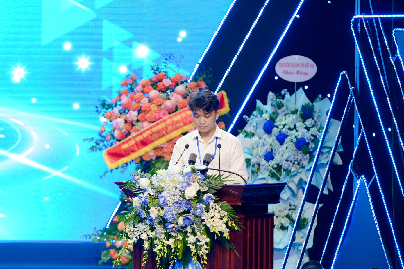 Đức Minh trình bày tham luận Chuyển đổi số trong công tác Hội tại Đại hội Hội Sinh viên Thành phố Hà Nội nhiệm kỳ 2023-2028. Đức Minh trình bày tham luận Chuyển đổi số trong công tác Hội tại Đại hội Hội Sinh viên Thành phố Hà Nội nhiệm kỳ 2023-2028.