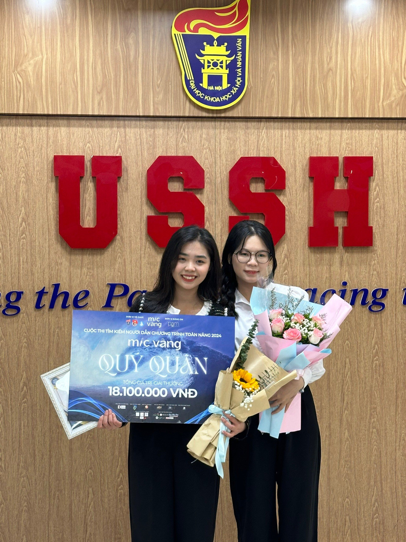 Hương Giang chụp ảnh cùng bạn bè. Hương Giang chụp ảnh cùng bạn bè.