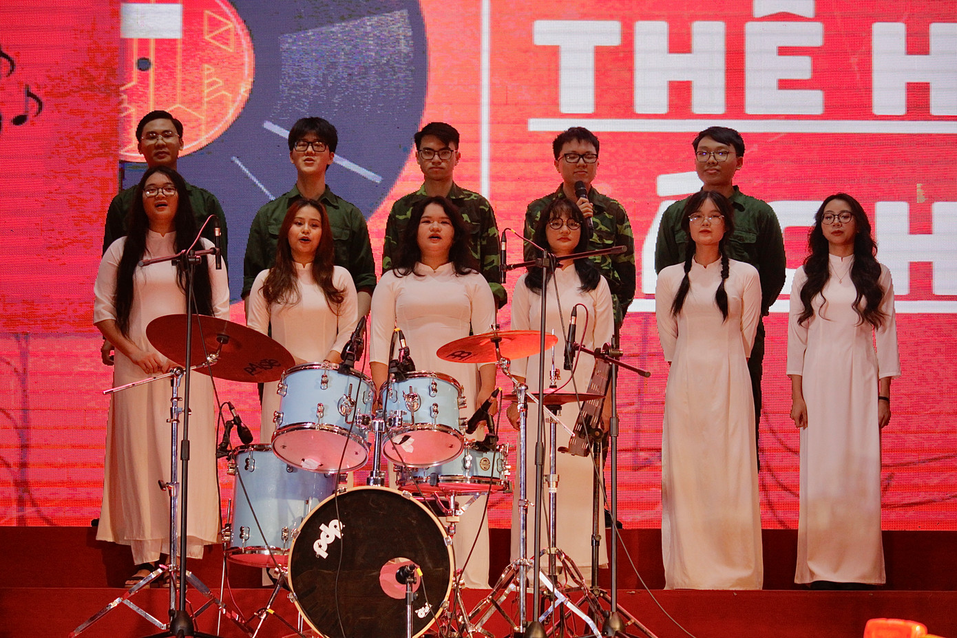 Tiết mục biểu diễn “lấy đi nhiều nước mắt” của khán giả trong liveshow “Đất nước tình yêu” (2024). Tiết mục biểu diễn “lấy đi nhiều nước mắt” của khán giả trong liveshow “Đất nước tình yêu” (2024).