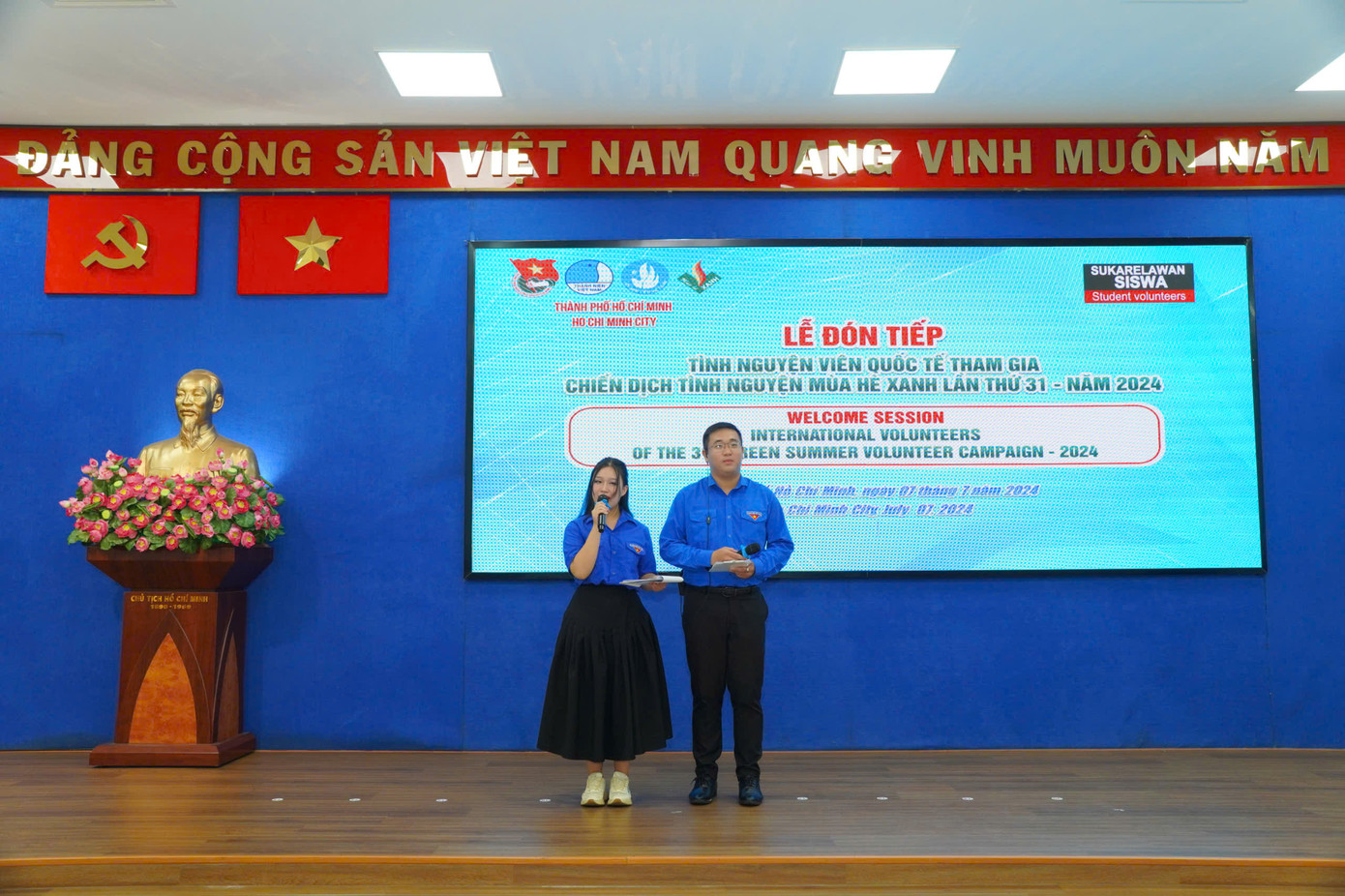 Đăng Khoa dẫn chương trình song ngữ cho nhiều sự kiện quan trọng.