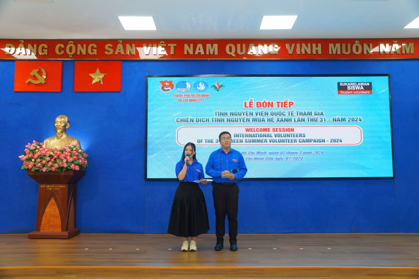 Đăng Khoa dẫn chương trình song ngữ cho nhiều sự kiện quan trọng. Đăng Khoa dẫn chương trình song ngữ cho nhiều sự kiện quan trọng.