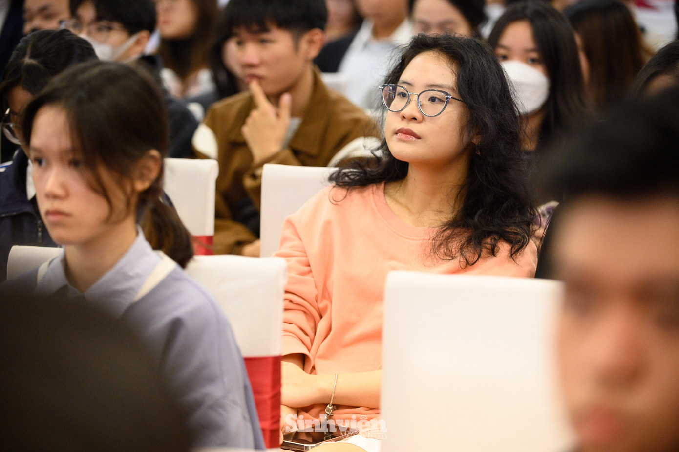 Các thí sinh trao đổi và lắng nghe giải đáp các vấn về cuộc thi. Các thí sinh trao đổi và lắng nghe giải đáp các vấn về cuộc thi.