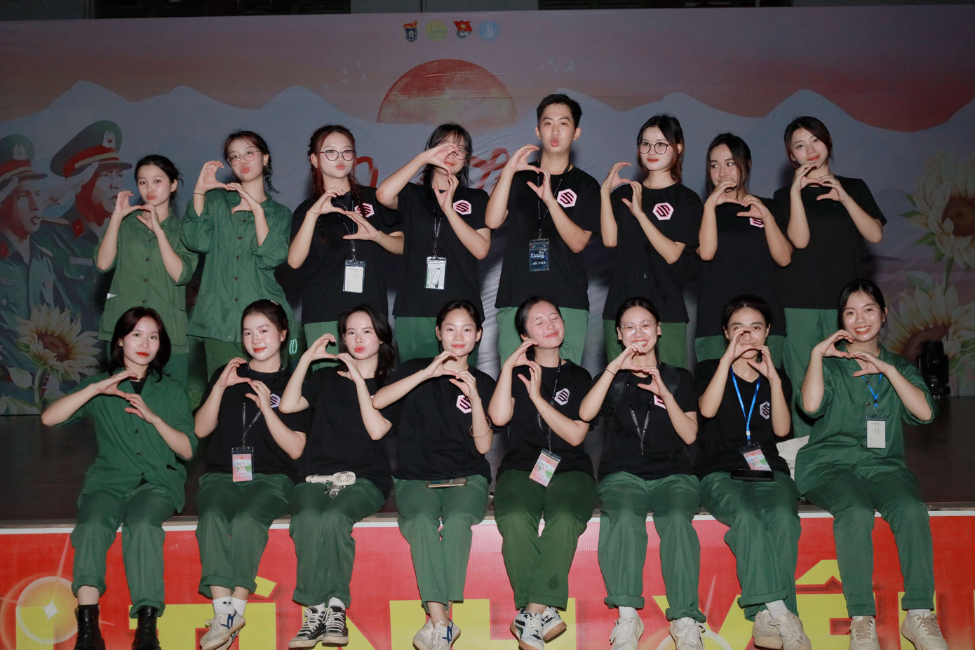 Phương Anh (hàng dưới thứ 2 từ trái qua) tham gia tổ chức các sự kiện lớn ở trường. Phương Anh (hàng dưới thứ 2 từ trái qua) tham gia tổ chức các sự kiện lớn ở trường.