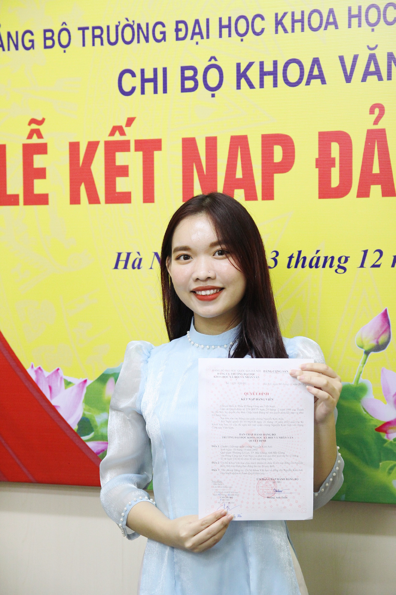 Kim Anh nhận quyết định kết nạp Đảng viên tại Chi bộ khoa Văn học.