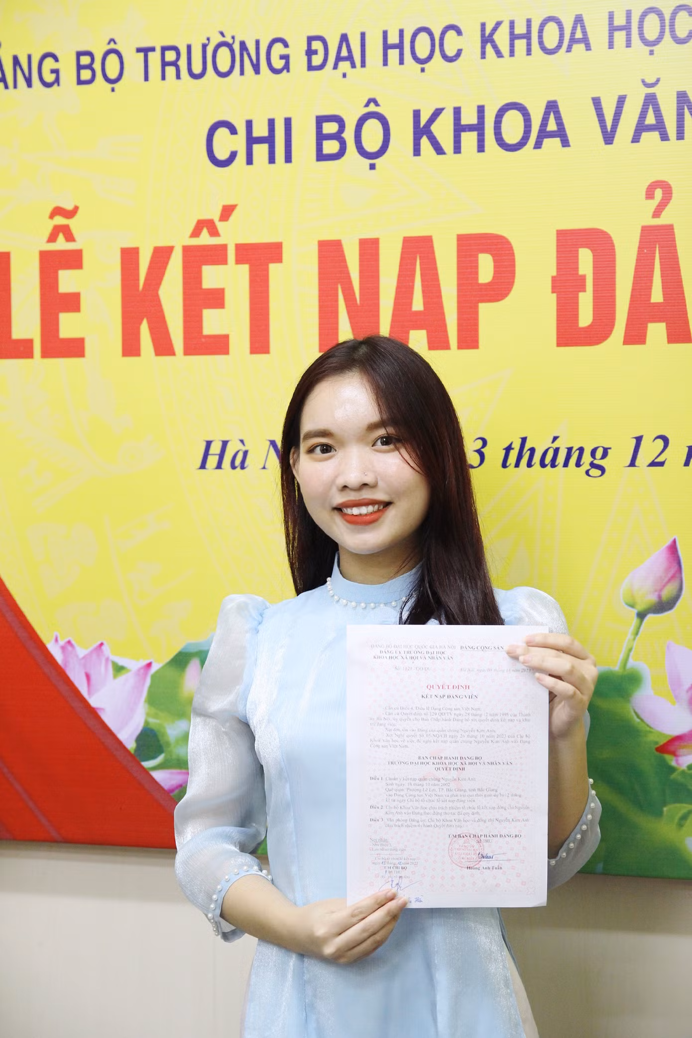 Kim Anh nhận quyết định kết nạp Đảng viên tại Chi bộ khoa Văn học.
