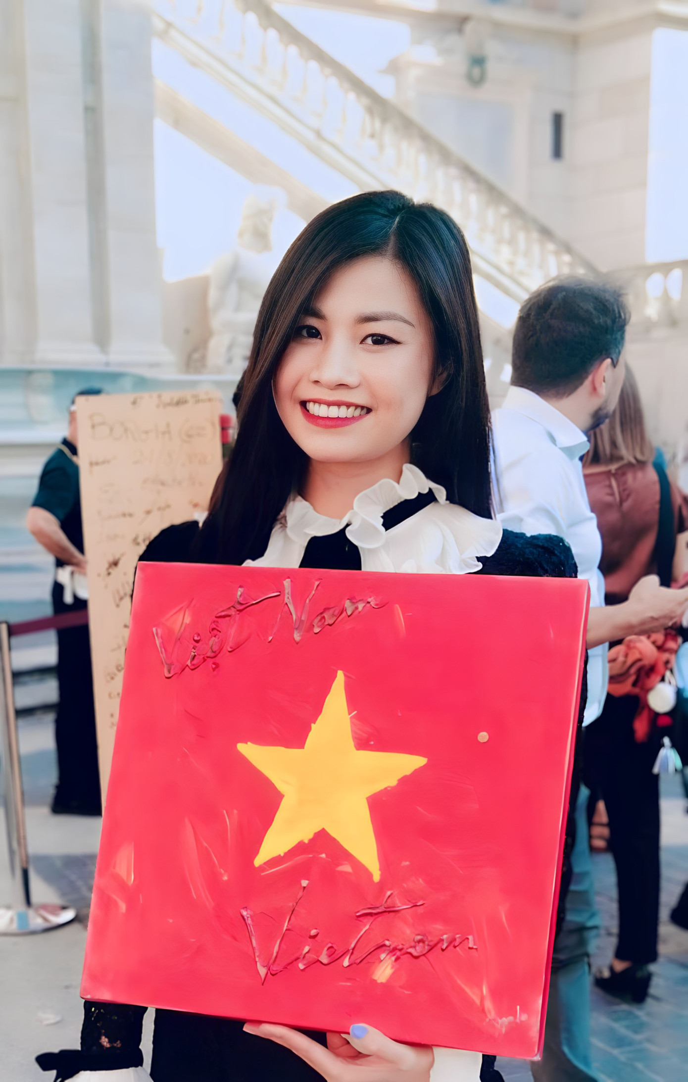 Diệp tham dự với tư cách khách mời sự kiện triển lãm “Cờ các nước trên thế giới” của Pistoletto và Savarese tại Dinh thượng nghị sĩ, quảng trường Campidoglio. Diệp tham dự với tư cách khách mời sự kiện triển lãm “Cờ các nước trên thế giới” của Pistoletto và Savarese tại Dinh thượng nghị sĩ, quảng trường Campidoglio.