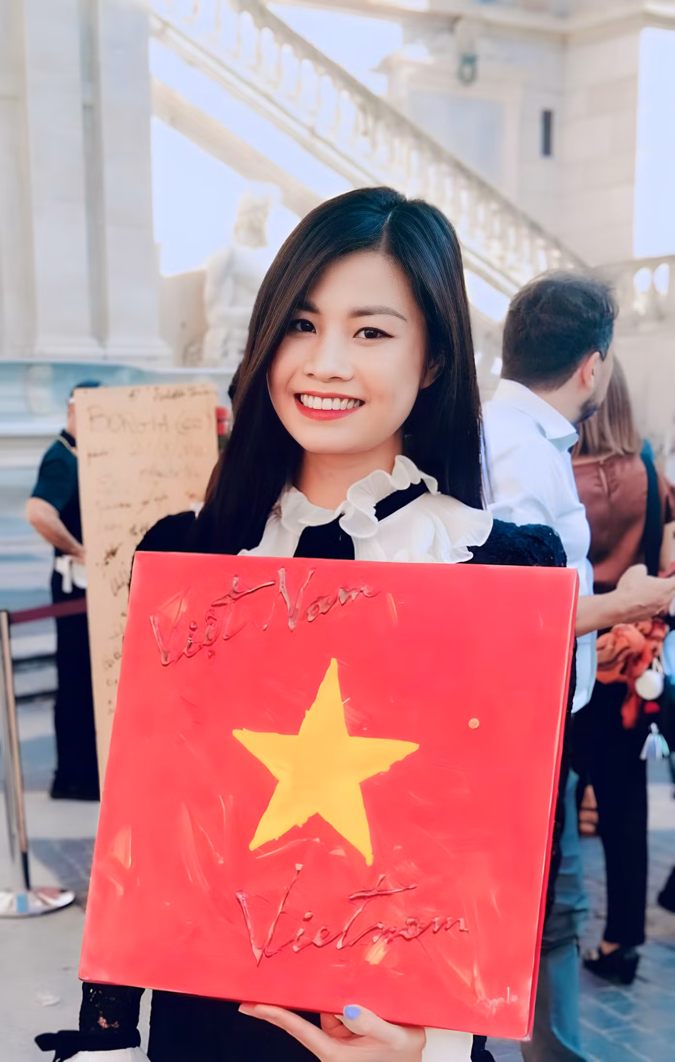 Diệp tham dự với tư cách khách mời sự kiện triển lãm “Cờ các nước trên thế giới” của Pistoletto và Savarese tại Dinh thượng nghị sĩ, quảng trường Campidoglio.
