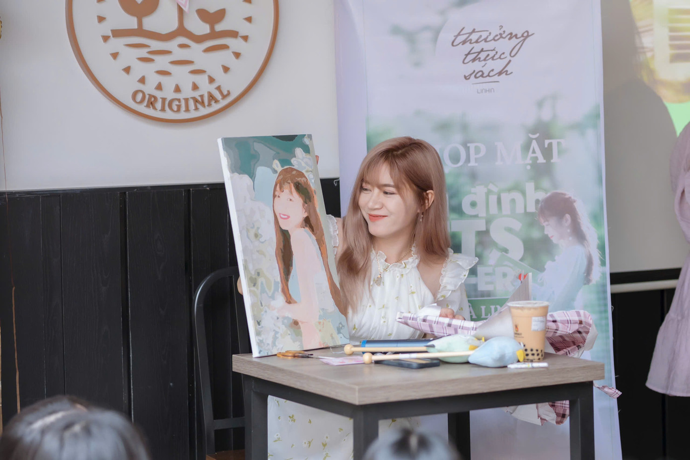 Cô Trúc Linh là người sáng lập Thưởng Thức Sách – Chuyên trang Ôn văn dành cho các bạn học sinh. Cô Trúc Linh là người sáng lập Thưởng Thức Sách – Chuyên trang Ôn văn dành cho các bạn học sinh.