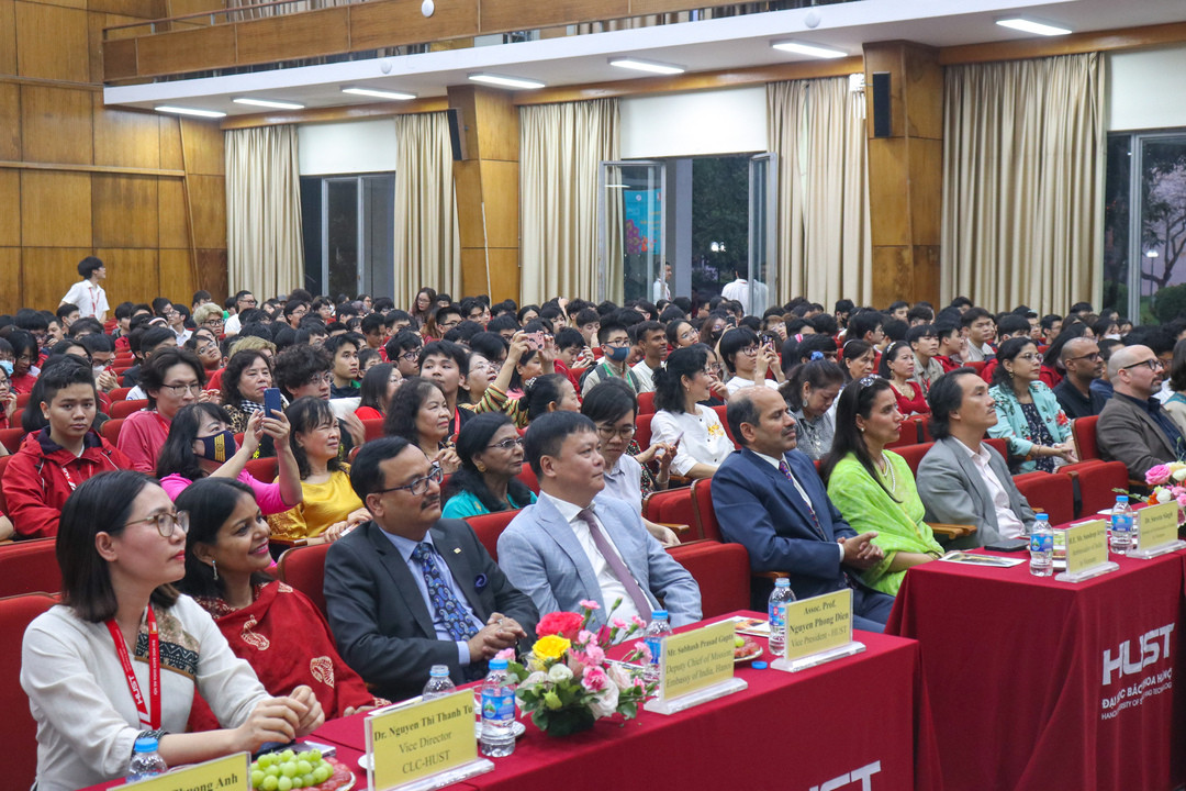 Chương trình thu hút nhiều khán giả sinh viên tới thưởng thức.