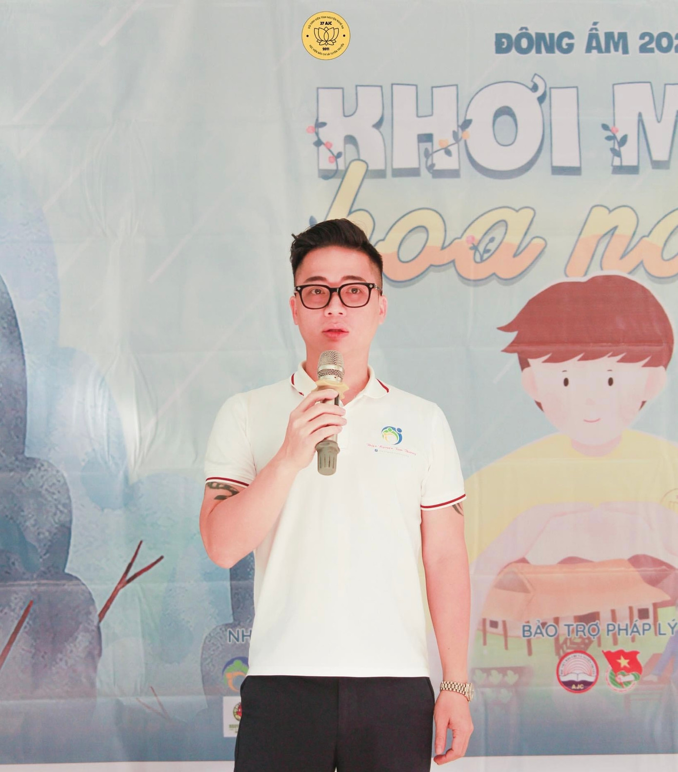 Anh Anh Vũ - nhà tài trợ của chương trình xúc động phát biểu. Anh Anh Vũ - nhà tài trợ của chương trình xúc động phát biểu.