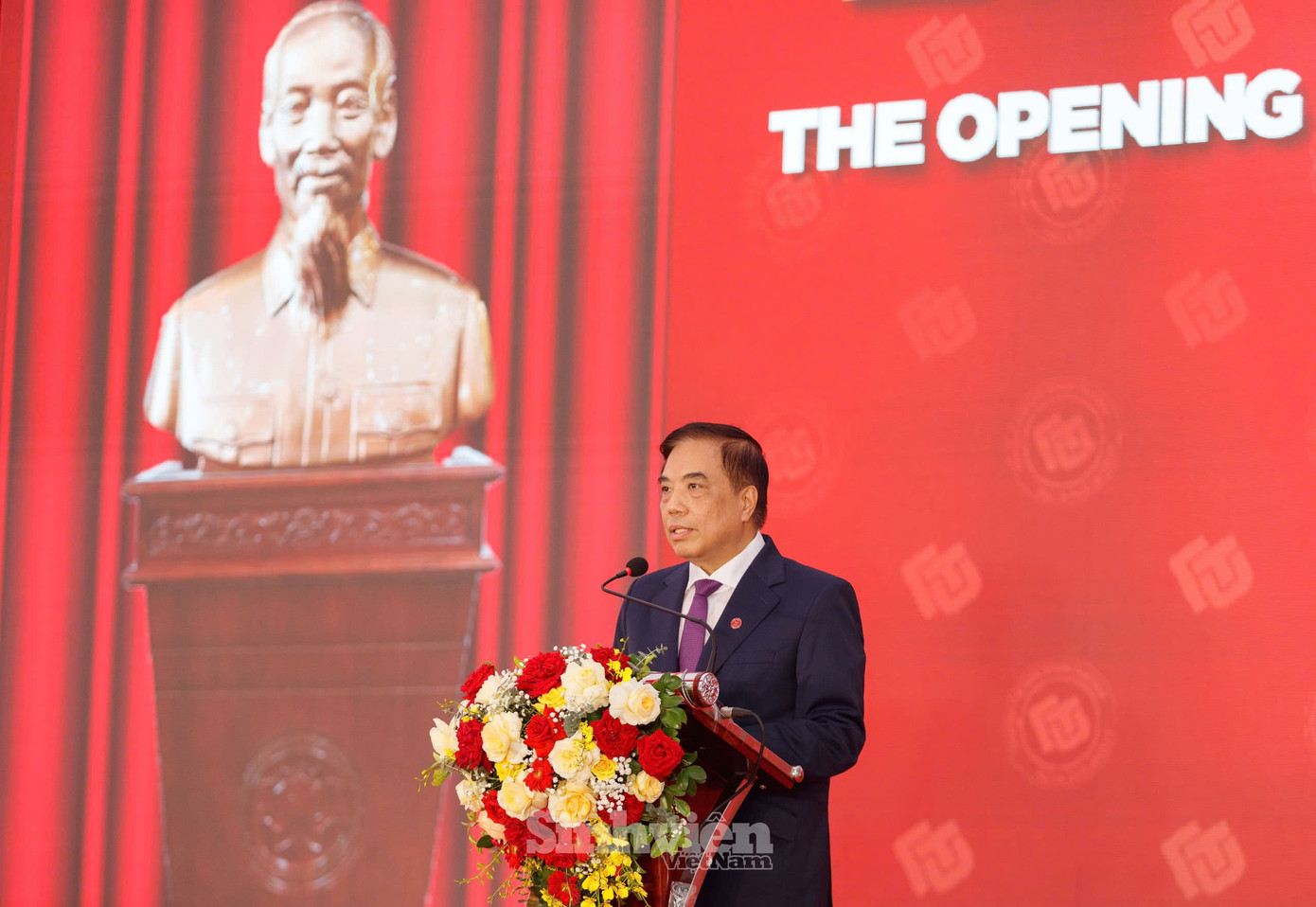 Mở đầu buổi lễ, PGS. TS Bùi Anh Tuấn - Hiệu trưởng Trường Đại học Ngoại thương khẳng định, với triết lý giáo dục "Hướng tới khai phóng, gắn liền với thực tiễn, nuôi dưỡng tính trung thực, tinh thần trách nhiệm và năng lực sáng tạo" với phương châm hành động "Khác biệt để dẫn đầu" cùng các giá trị cốt lõi "Sáng tạo - Xuất sắc; Trách nhiệm - Bản lĩnh, Đa dạng - Hòa hợp", Trường Đại học Ngoại thương không chỉ là nơi đào tạo nhân tài mà còn là nơi khơi dậy, nuôi dưỡng và phát huy những tài năng, trí tuệ của từng người học, từng thầy cô.