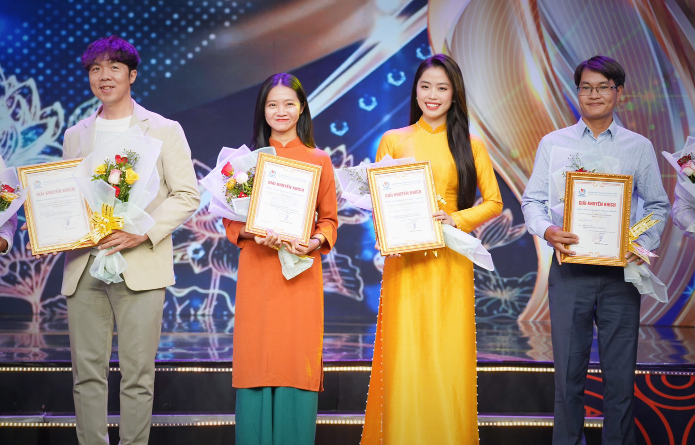 Lan Nhi (áo dài vàng) là một trong những biên tập viên trẻ vinh dự nhận Giải Báo chí TP.HCM năm 2024. Lan Nhi (áo dài vàng) là một trong những biên tập viên trẻ vinh dự nhận Giải Báo chí TP.HCM năm 2024.