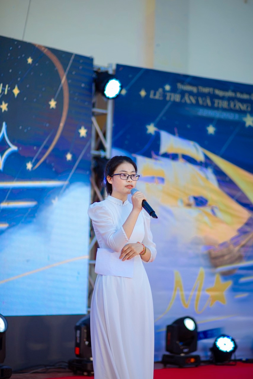 Nữ sinh cố gắng khẳng định dấu ấn bản thân trong những tháng năm cấp ba tại trường làng.