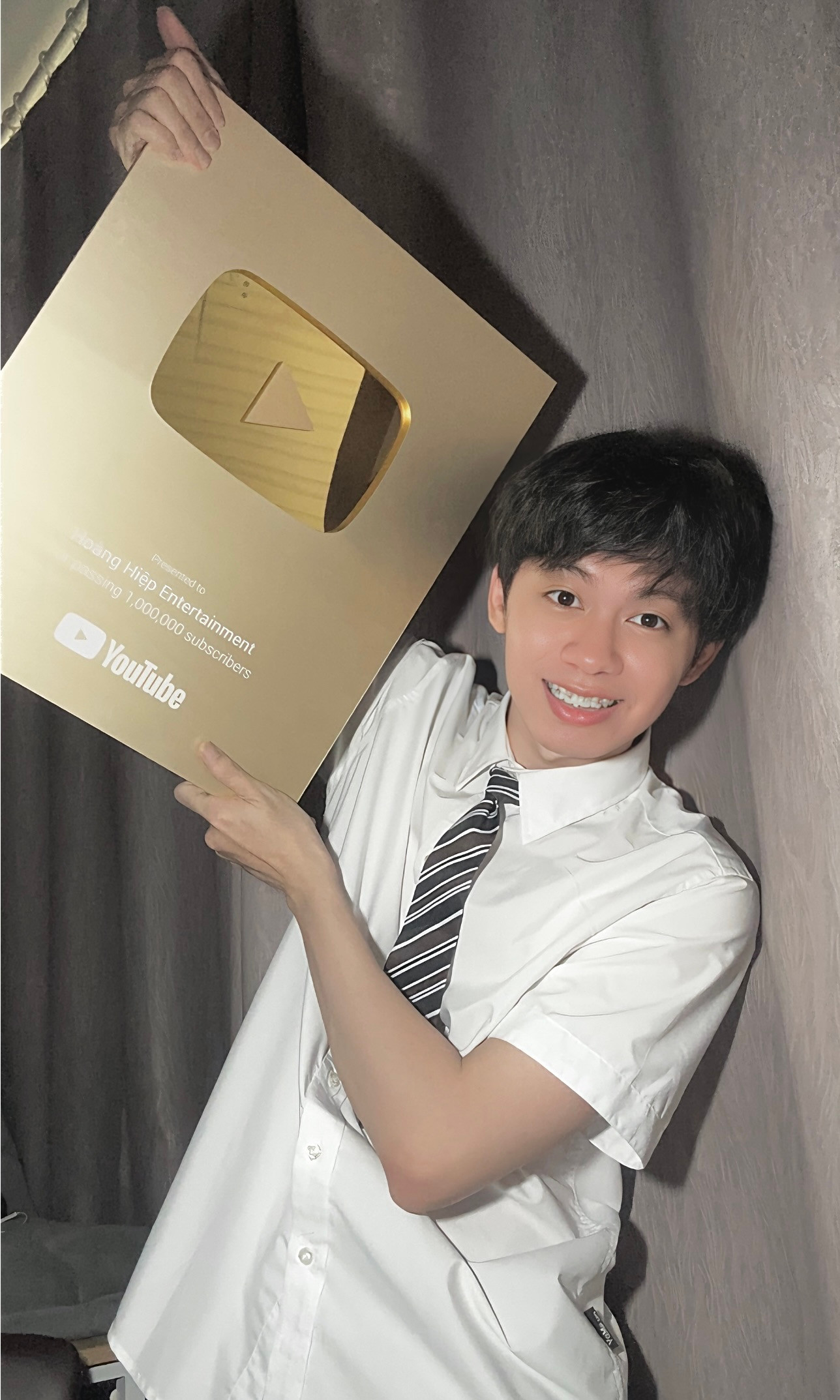 Hoàng Hiệp nhận được nút vàng Youtube sau 2 năm sáng tạo nội dung. Hoàng Hiệp nhận được nút vàng Youtube sau 2 năm sáng tạo nội dung.