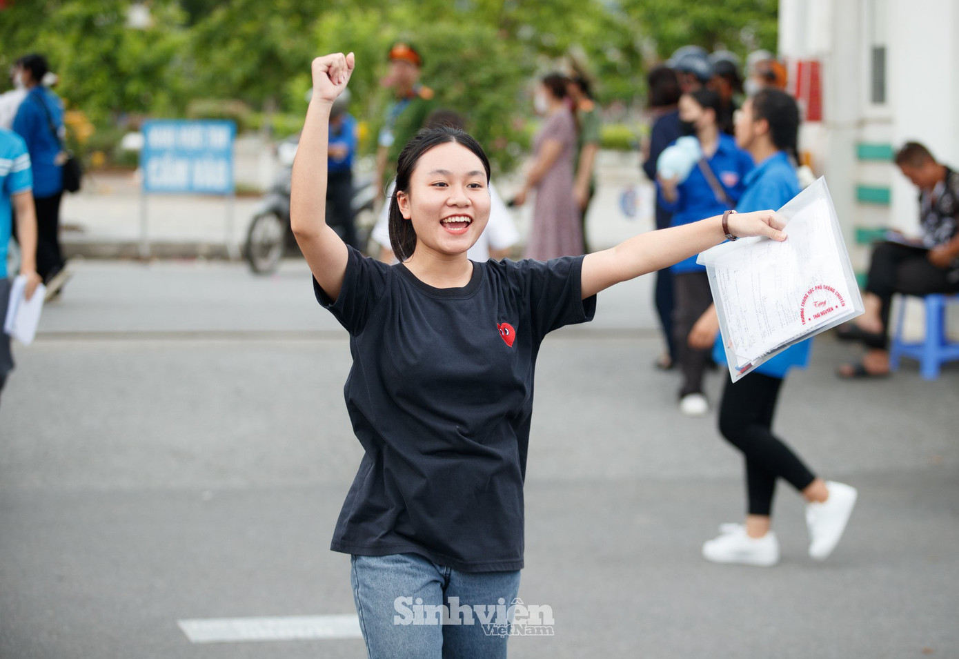 Niềm vui của sĩ tử sau khi hoàn thành môn Toán. (Ghi nhận tại điểm thi Trường THPT Chuyên Thái Nguyên.)