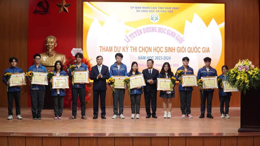 Thanh Vân (ngoài cùng bên phải) cùng đội tuyển tiếng Anh Nam Định tham gia kỳ thi HSGQG năm 2024. Thanh Vân (ngoài cùng bên phải) cùng đội tuyển tiếng Anh Nam Định tham gia kỳ thi HSGQG năm 2024.