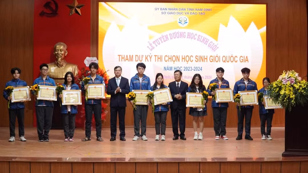 Thanh Vân (ngoài cùng bên phải) cùng đội tuyển tiếng Anh Nam Định tham gia kỳ thi HSGQG năm 2024.