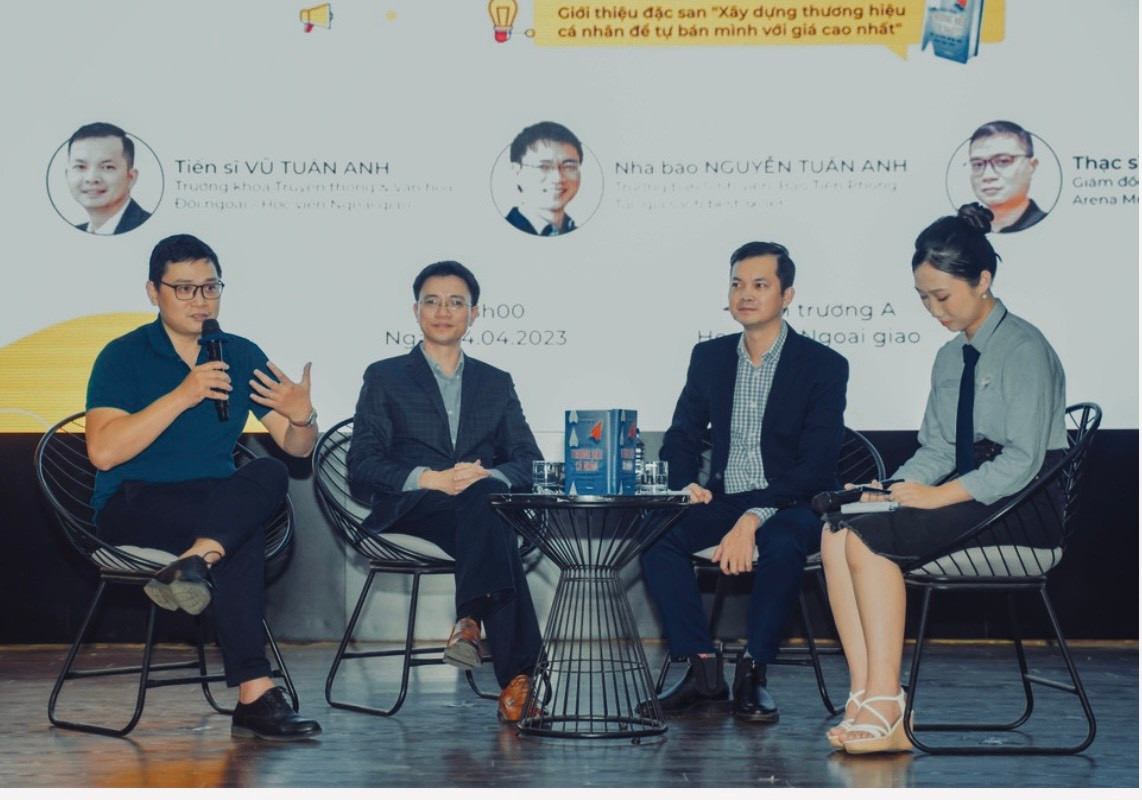 Chuỗi chương trình Thiết kế truyền thông trong xây dựng thương hiệu và giới thiệu đặc san “Xây dựng thương hiệu cá nhân để tự bán mình với giá cao nhất” đến với Học viện Ngoại giao. Chuỗi chương trình Thiết kế truyền thông trong xây dựng thương hiệu và giới thiệu đặc san “Xây dựng thương hiệu cá nhân để tự bán mình với giá cao nhất” đến với Học viện Ngoại giao.