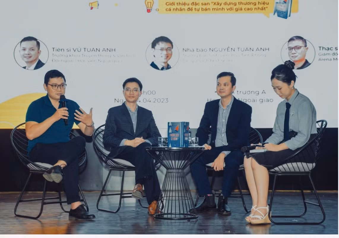 Chuỗi chương trình Thiết kế truyền thông trong xây dựng thương hiệu và giới thiệu đặc san “Xây dựng thương hiệu cá nhân để tự bán mình với giá cao nhất” đến với Học viện Ngoại giao.