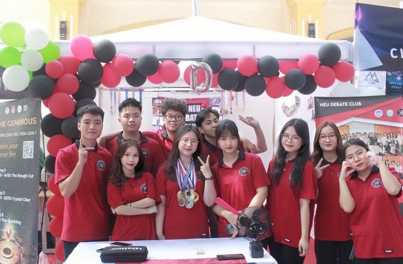 Đan Linh (đứng thứ 2 từ trái qua) - Nữ sinh trưởng thành từ cộng đồng tranh biện.