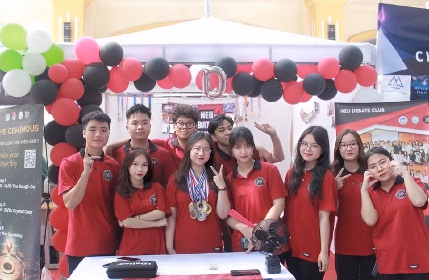 Đan Linh (đứng thứ 2 từ trái qua) - Nữ sinh trưởng thành từ cộng đồng tranh biện. Đan Linh (đứng thứ 2 từ trái qua) - Nữ sinh trưởng thành từ cộng đồng tranh biện.