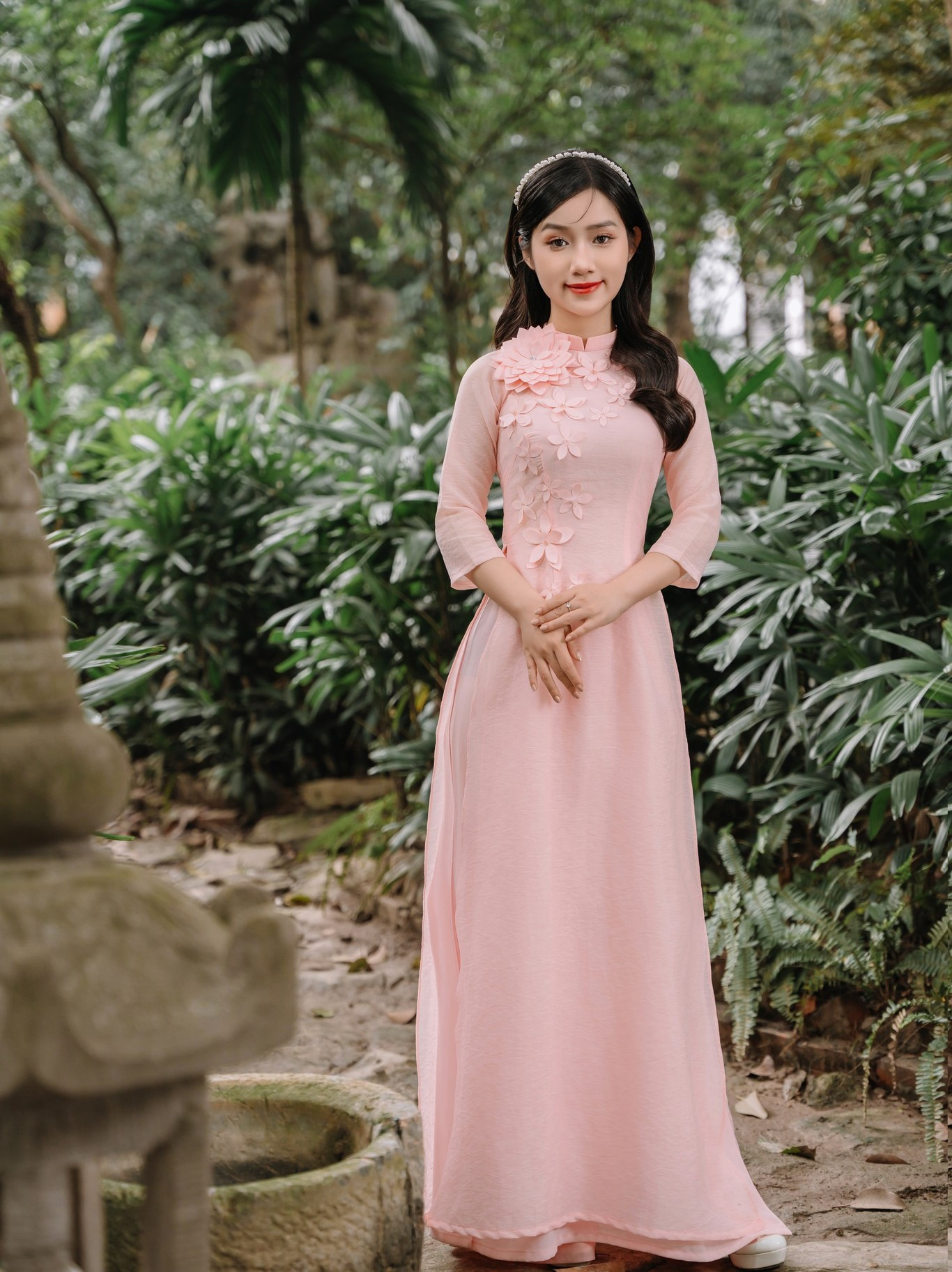 Thu Thảo trong tà áo dài đón Tết Giáp Thìn 2024. Thu Thảo trong tà áo dài đón Tết Giáp Thìn 2024.