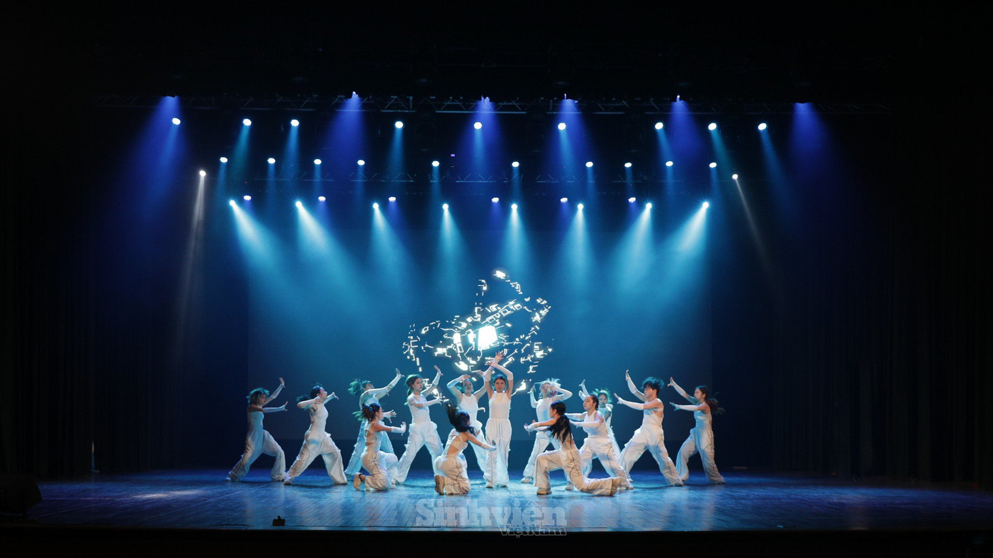 Chặng cuối của đêm Chung kết đón chào sự trở lại đầy bất ngờ của CRO$$ với phần thi về cuộc đấu tranh của chính bản ngã con người trong thời đại mà trí tuệ nhân tạo lên ngôi.