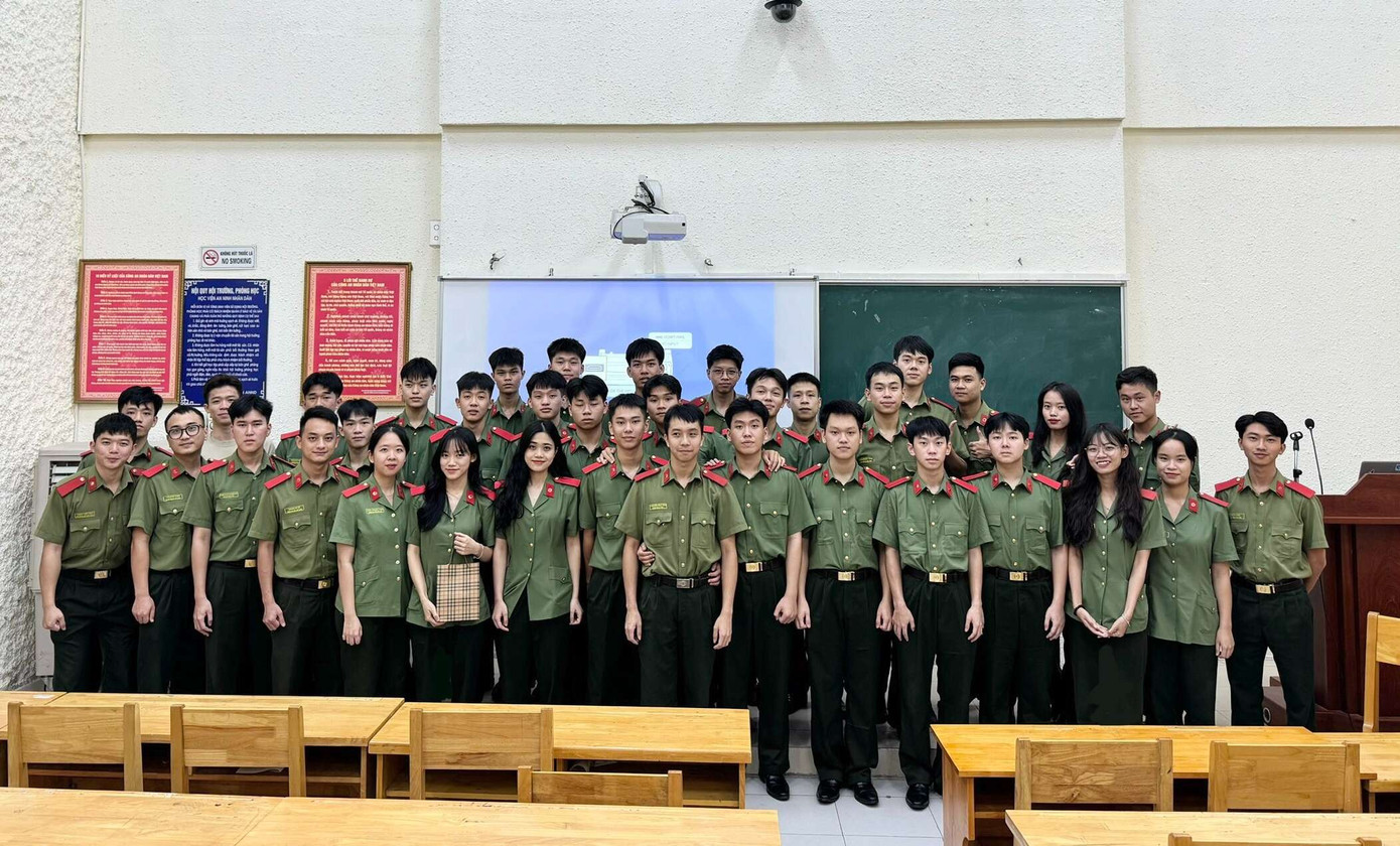 Hoàng Thị Hoài nhận món quà tri ân từ hội đồng hương Cao Bằng tại HV An ninh Nhân dân. Hoàng Thị Hoài nhận món quà tri ân từ hội đồng hương Cao Bằng tại HV An ninh Nhân dân.