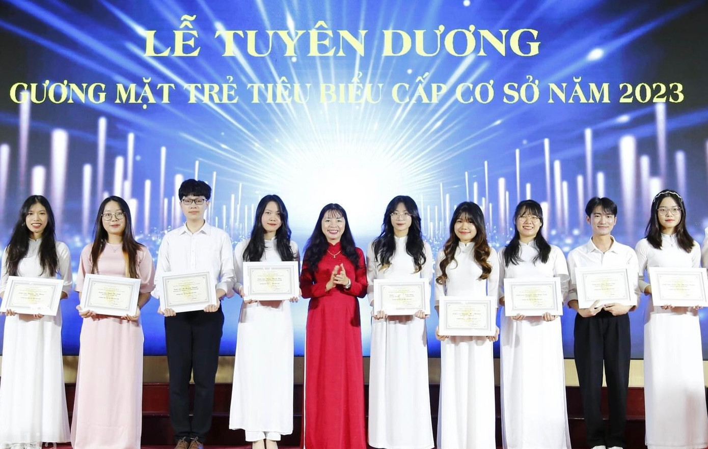 Xuân Việt nhận giấy khen "Gương mặt trẻ tiêu biểu" năm 2023.