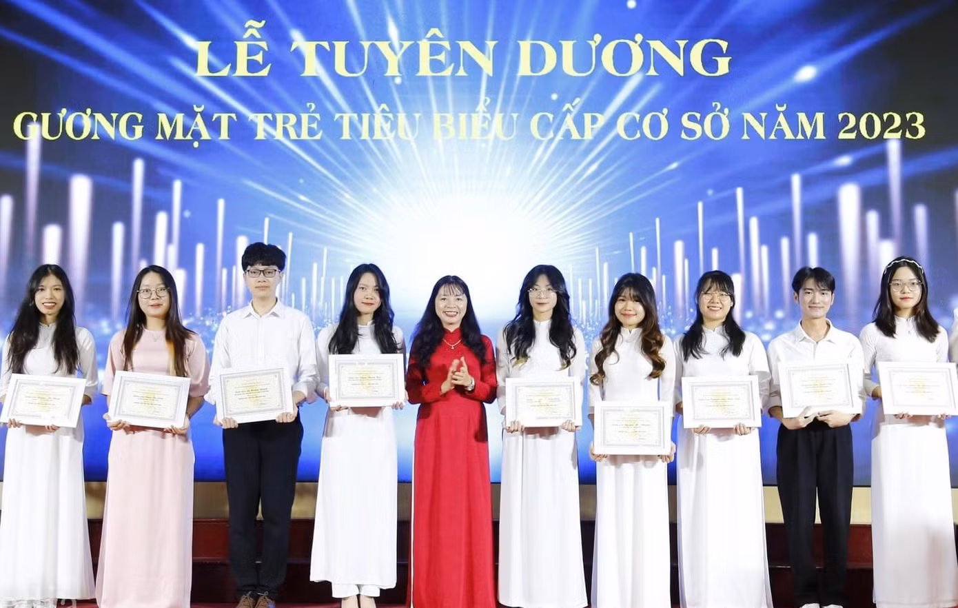 Xuân Việt nhận giấy khen "Gương mặt trẻ tiêu biểu" năm 2023. Xuân Việt nhận giấy khen "Gương mặt trẻ tiêu biểu" năm 2023.